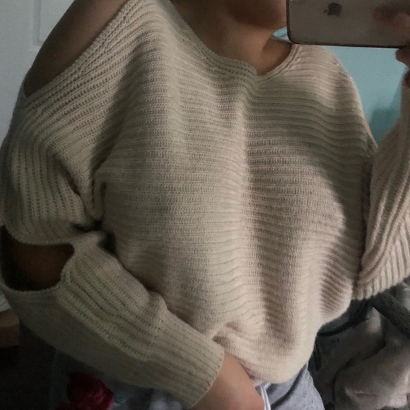 Seven sisters peekaboo cold shoulder sweater - Picture 4 of 4